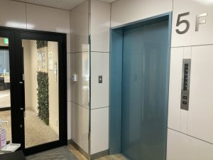 エレベーター前